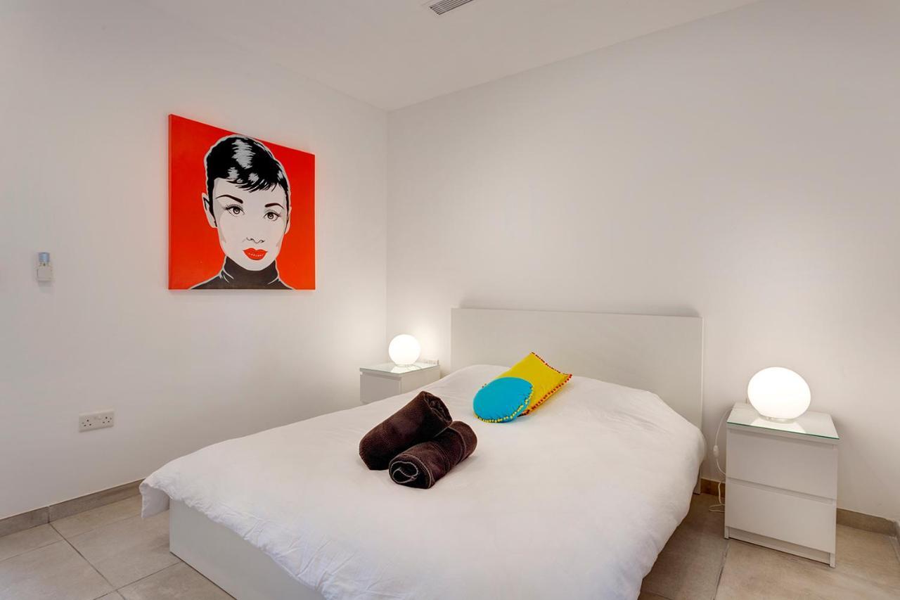 Modern Seaview Apartment In A Prime Location Sliema Exterior photo